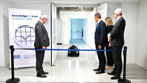 Na SIQ Ljubljana otvorena nova komora za ispitivanje elektromagnetne kompatibilnosti (EMC) u automobilskoj industriji